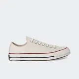 Championes Converse Chuck 70 OX de lona en color beige claro, con suela de goma vulcanizada, puntera de goma reforzada y detalles de líneas contrastantes en la entresuela.