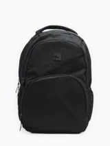 Mochila negra con tres compartimentos con cierre y dos bolsillos laterales abiertos con elástico.