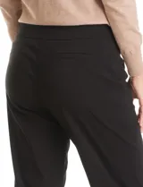 Pantalón de corte recto y entallado, color verde militar, con cintura ancha de soporte y nervadura central vertical que estiliza la silueta. Cuenta con frente limpio y bolsillos posteriores simulados.