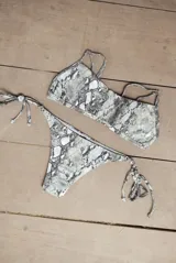 Conjunto de bikini color turquesa con tejido acanalado. El corpiño es tipo bandó con breteles finos regulables y espalda ajustable. La bombacha es vedetina con tiras ajustables a los costados.