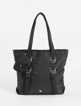 Bolso tipo shopper color verde oliva, confeccionado en poliéster con acabado satinado. Presenta doble asa de hombro, detalles de argollas metálicas frontales y un pequeño monedero circular removible con cierre.