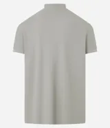 Chomba celeste de corte slim, confeccionada en tejido piquet texturizado de algodón, con cuello mao y cierre frontal parcial con botones.