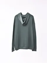 Buzo hoodie azul petróleo con bolsillo tipo canguro y estampado de un globo terráqueo y texto en blanco.