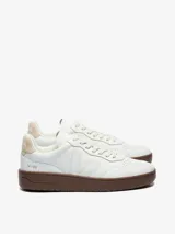 Zapatillas Veja modelo V-90 color blanco con detalles en beige y suela marrón.