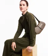 Pollera midi gris de punto, con detalle delantero cruzado.