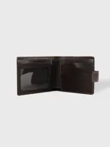 Billetera de cuero marrón, confeccionada en combinación de cuero liso y gamuza, con cierre de presilla y logo grabado en la parte frontal.
