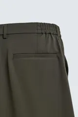 Pantalón regular fit color azul marino, confeccionado en tejido elástico. Cuenta con bolsillos frontales, bolsillos traseros de vivo con botón y cierre frontal con cremallera y botón.