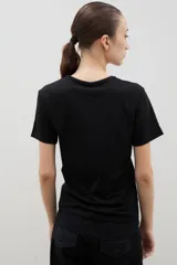 Remera de algodón de corte clásico y cuello redondo, color negro con estampa frontal en color azul que representa montañas y un esquiador con la inscripción Ski Festival.