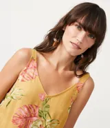 Blusa musculosa de viscosa con estampado de hojas, escote en V y tirantes anchos con detalle de botón en la espalda.