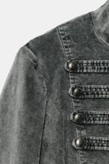 Chaqueta entallada de terciopelo color gris con efecto acid wash, cuello subido, manga larga y cierre frontal con ganchos metálicos. Presenta detalles de pasamanería con falsos botones en el delantero de inspiración militar.
