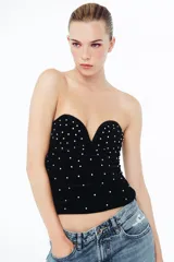 Top de terciopelo negro con escote corazón y aplicación de brillos en toda la superficie.