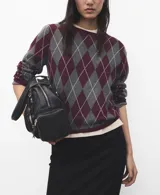 Sweater de punto con diseño de rombos estilo argyle en tonos bordó, gris y blanco, con cuello redondo y manga larga.