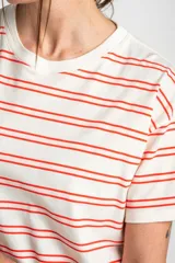 Remera de algodón peinado con diseño de rayas horizontales rojas sobre base blanca, de corte recto y manga corta.