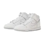 Championes Nike Dunk High Air Retro, de caña alta, color blanco con detalles en gris.
