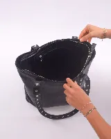 Cartera tipo tote de cuero natural con cierre superior, doble asa de hombro y bolsillo interior.