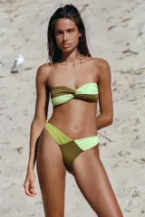 Braguita de bikini de tiro medio con diseño de bloques de color, combinando marrón en el centro y tiras laterales en tonos verde militar y verde claro. Cuenta con cintura elástica con corte en V.