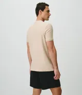 Remera de manga corta Marfinno para hombre, de color blanco y con cuello redondo. Confeccionada en tejido texturizado de mezcla de algodón y poliéster.