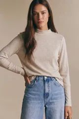 Polera de manga larga con cuello alto, confeccionada en tejido suave y liviano con textura jaspeada. Presenta un diseño ajustado al cuerpo con puños definidos.