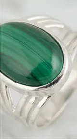 Anillo de plata 925 con piedra malaquita natural en forma ovalada y engaste clásico.