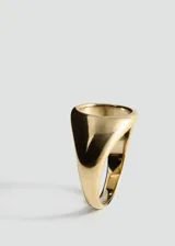 Anillo de acero inoxidable color dorado con diseño ancho y centro ovalado cavado.