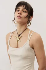 Vestido largo color verde suave, sin mangas, con escote redondo y silueta al cuerpo que se ensancha levemente hacia el dobladillo.