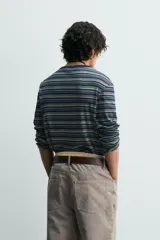 Camiseta de manga larga con cuello redondo, confeccionada en tejido acanalado de algodón con rayas horizontales en tonos azul marino, verde y gris claro.