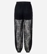 Pantalón de encaje negro con diseño aladín, de corte amplio y fluido con cintura elástica. Presenta una estructura transparente en las piernas y forro corto en la parte superior.