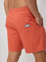 Short de baño negro con cintura elástica ajustable con cordón.