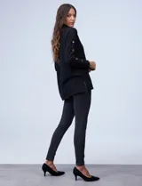 Polera negra de tejido soft con cuello alto y mangas largas con aplique de botones.