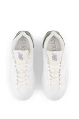 Championes New Balance modelo CT302, color blanco con plataforma gruesa y suela dentada. Presentan el característico logotipo "N" en el lateral y un diseño de inspiración retro con puntera reforzada.
