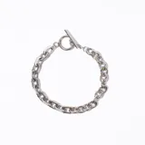 Pulsera plateada de eslabones con cierre tipo toggle.
