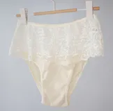 Bombacha blanca de encaje con tiro alto y puntilla elastizada.