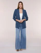 Blazer de crep color bordó de la marca BBJ, con cuello solapa, bolsillos delanteros y mangas tres cuartos con frunce.