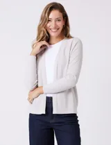 Cardigan de tejido liviano con textura acanalada, de corte abierto sin botones, con mangas largas y puños ajustados.