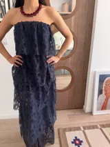Vestido midi strapless de encaje azul marino, con diseño de volados en capas superpuestas.