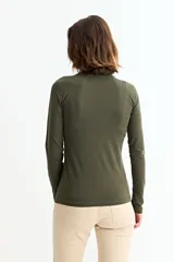 Remera básica de manga larga con cuello polera, confeccionada en tejido suave y elástico.