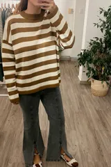 Sweater tejido a rayas horizontales color marrón y beige, de manga larga y cuello redondo.