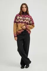 Sweater de algodón multicolor con estampado geométrico, cuello alto con cierre y corte holgado.