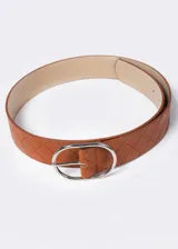 Cinto color marrón con diseño trenzado y hebilla ovalada plateada.