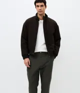 Pantalón masculino de corte relajado confeccionado en tejido oxford de algodón. Presenta cintura con trabillas y lazo ajustable, bolsillos laterales y traseros.
