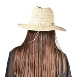 Sombrero de paja color beige con ala ancha y cinta decorativa con cuentas azules.