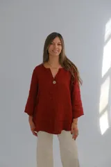 Blusa color ladrillo de lino, con escote en V y mangas 3/4.
