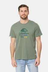 Remera de manga corta color borravino con cuello redondo y estampa frontal de una carpa junto a las inscripciones "Camp Explore Dream Discover" y "Adventure Outside Your Tent".