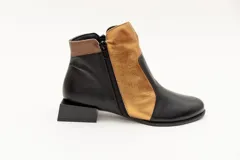 Botín de cuero negro con apliques dorados, punta almendrada, cierre lateral y taco cuadrado.