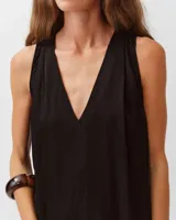 Top Diega sin mangas, color negro, confeccionado con mezcla de viscosa fluida, con escote en V y diseño evasé.