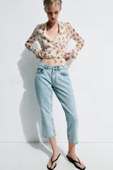 Jeans capri de tiro medio y corte recto perteneciente a la colección Zara Woman Collection. Confeccionado en denim de color celeste claro, cuenta con diseño de cinco bolsillos, trabillas para cinto y cierre frontal con cremallera y botón metálico.