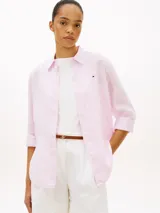 Camisa de corte amplio confeccionada en lino puro, de color rosado. Presenta cuello inglés, cierre frontal de botones, mangas largas con puños abotonados y el logo bordado en el pecho.