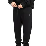 Pantalón tipo jogger de hombre marca Tiffosi, color negro. Presenta cintura elástica con cordón ajustable, bolsillos laterales con cierre y logo de la marca bordado en el lateral. Confeccionado en tejido suave y resistente.