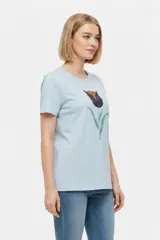 Remera de manga corta color azul marino con cuello redondo y estampado frontal de una flor en tonos celestes y blancos.