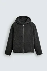 Sobrecamisa de corte relajado confeccionada en tejido con textura efecto pelo. Presenta cuello con capucha, manga larga, bolsillos laterales y cierre frontal con cremallera.